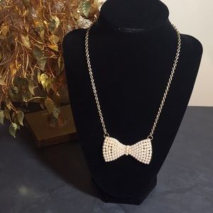 Gold tone yellow/ faux pearl bow necklace